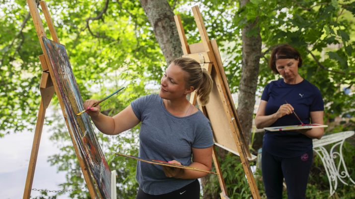 Kiitollisuus-kirjahylly.