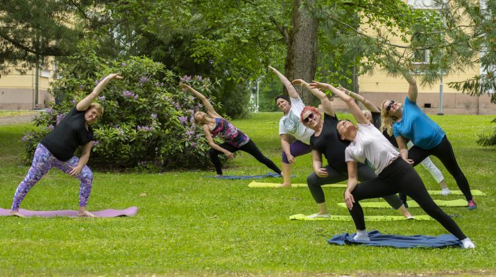 Polttari- ja kaveriporukat.